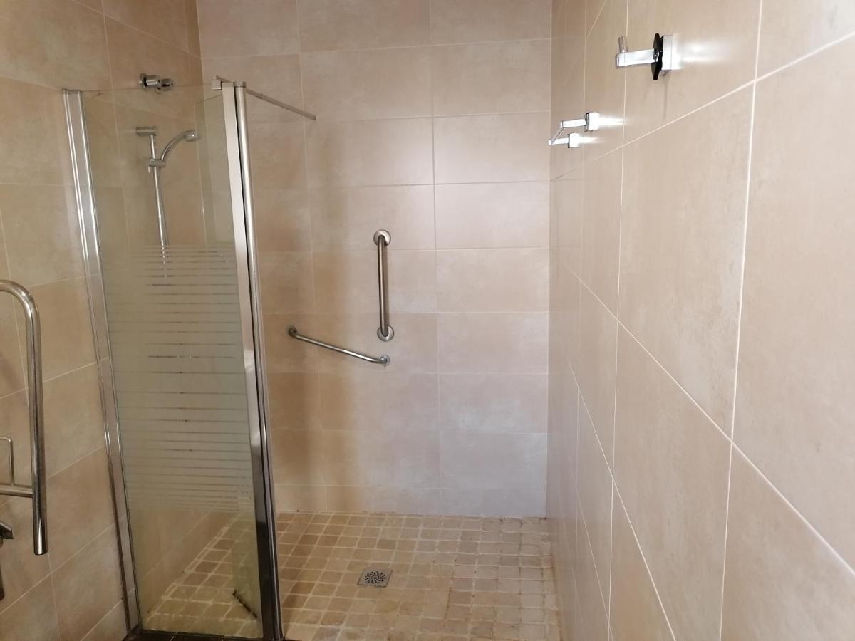 Hostal Hernan Cortes Caces Exteriör bild