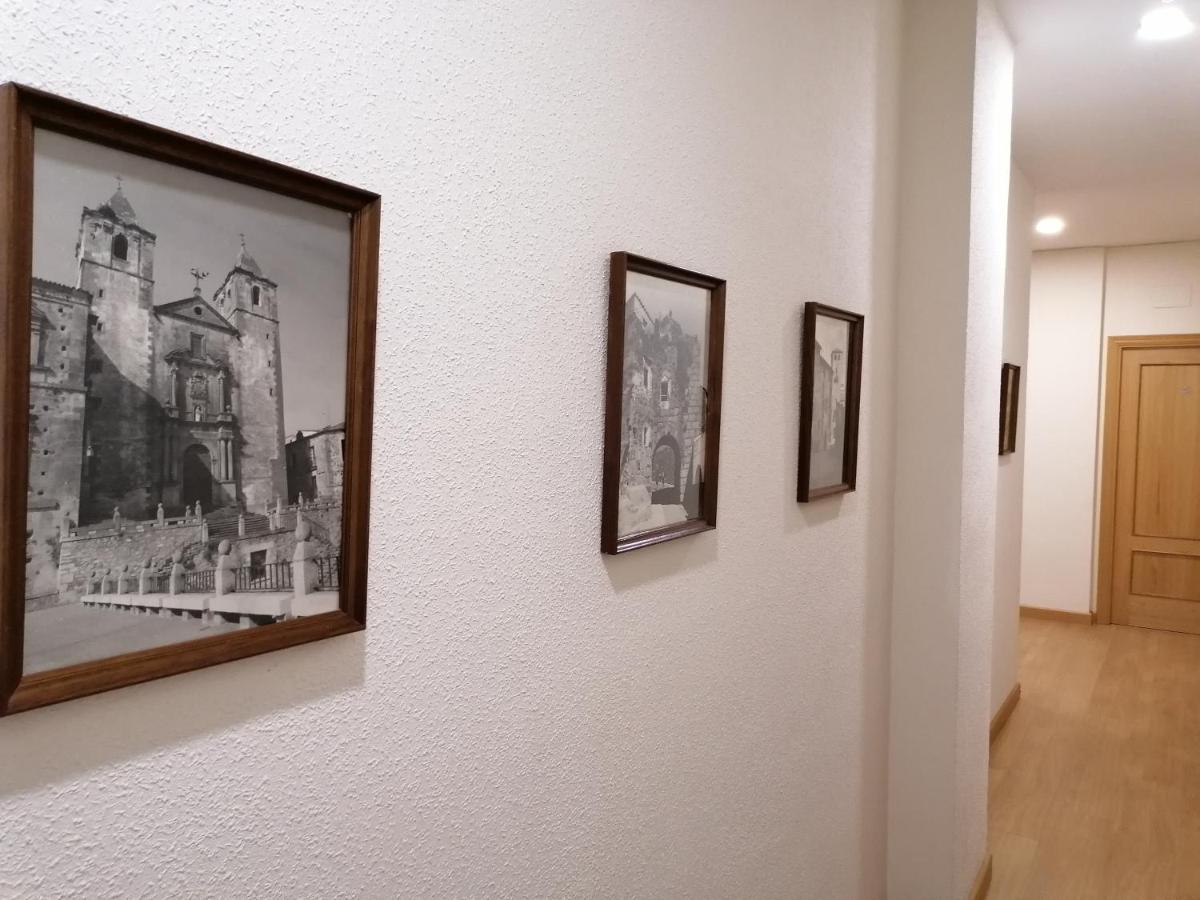Hostal Hernan Cortes Caces Exteriör bild