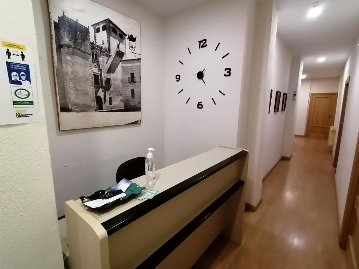Hostal Hernan Cortes Caces Exteriör bild