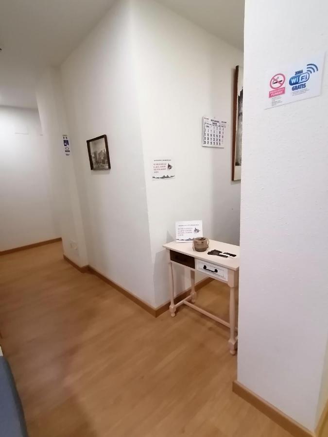 Hostal Hernan Cortes Caces Exteriör bild