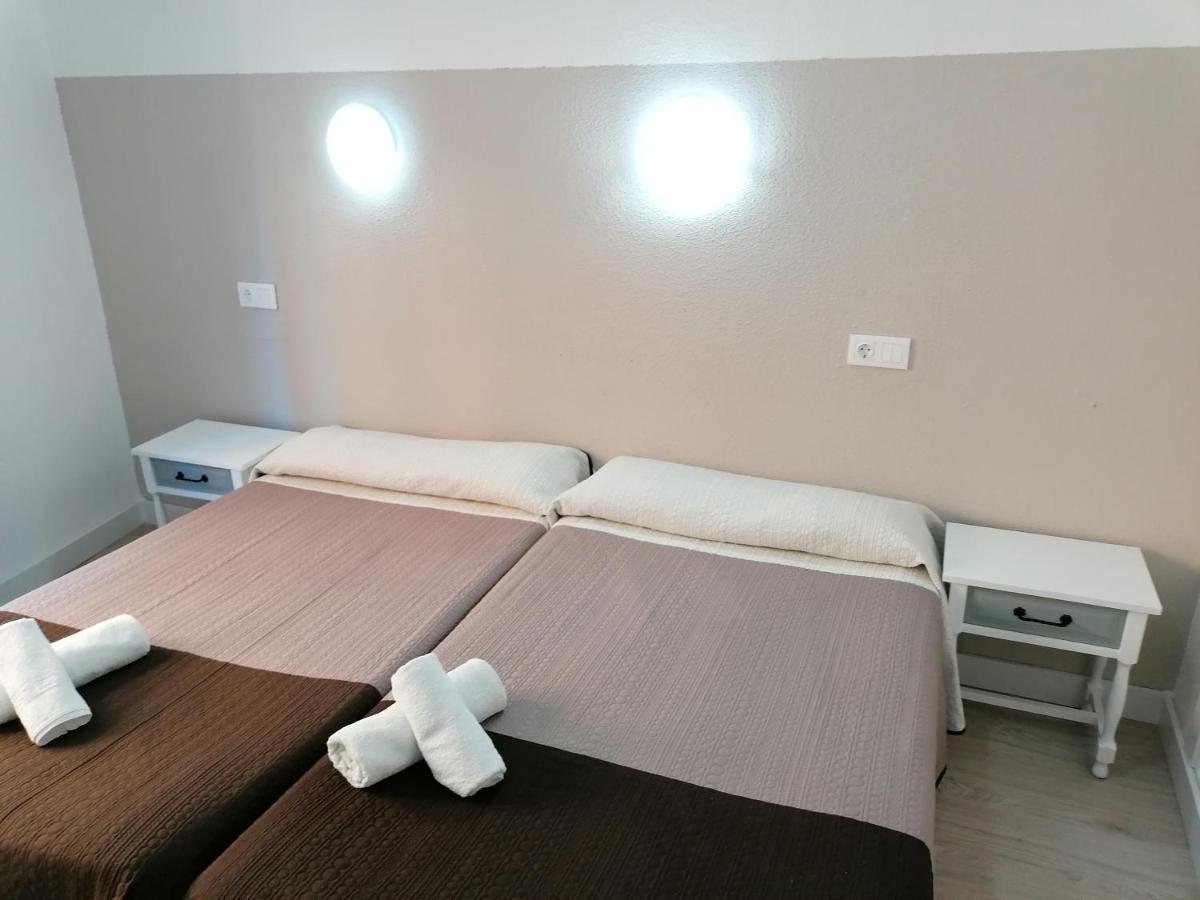 Hostal Hernan Cortes Caces Exteriör bild
