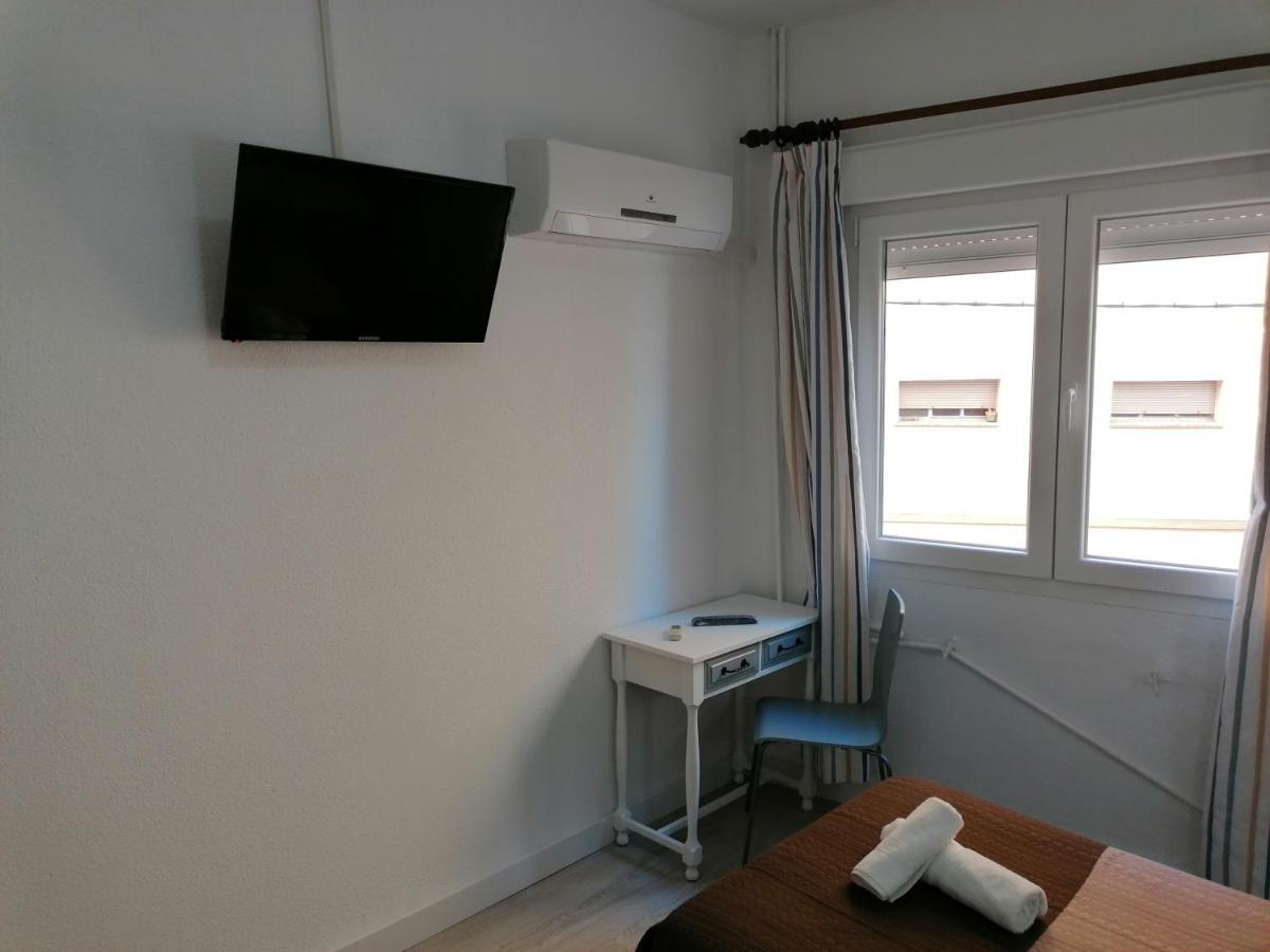 Hostal Hernan Cortes Caces Exteriör bild