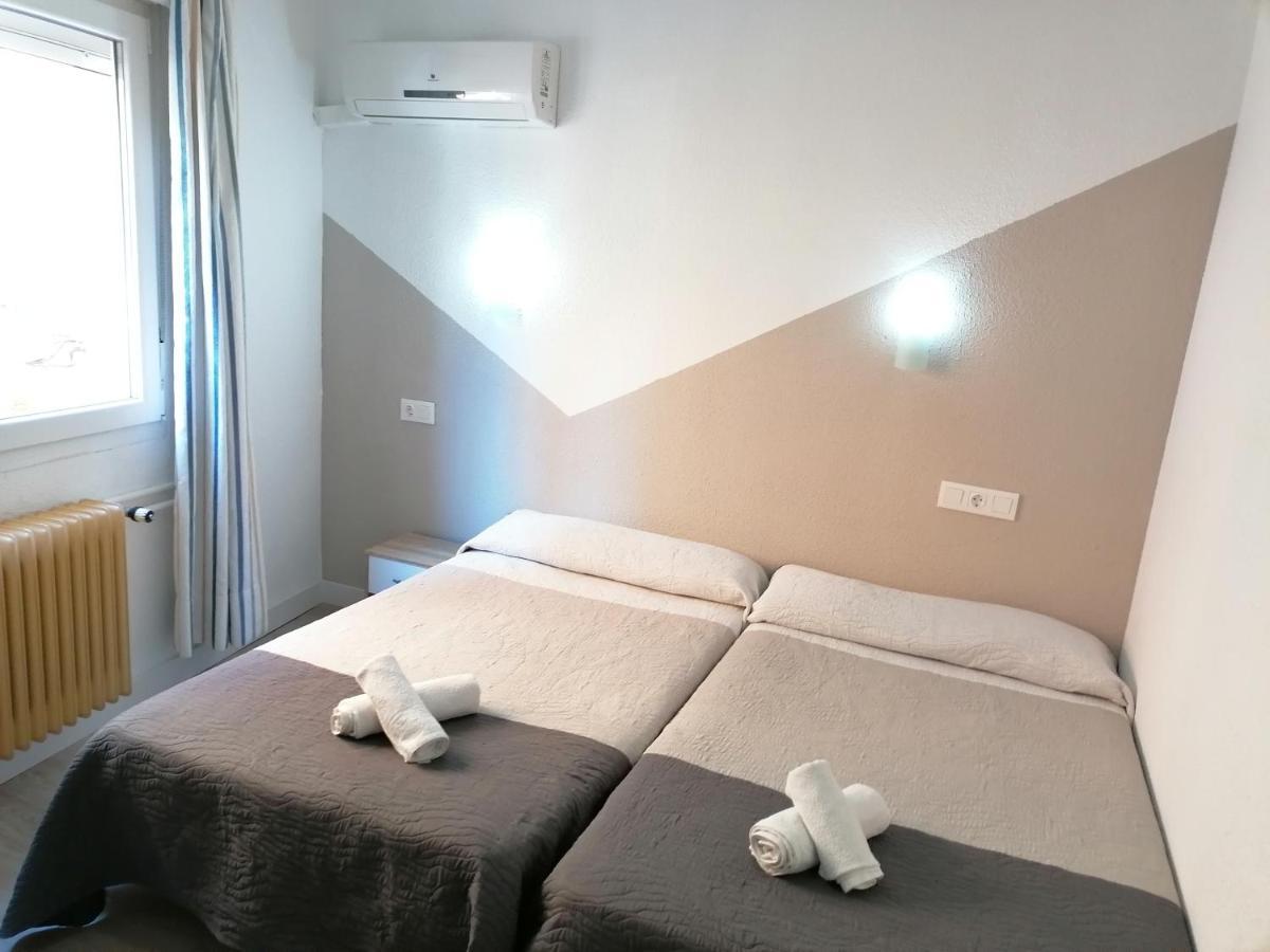 Hostal Hernan Cortes Caces Exteriör bild