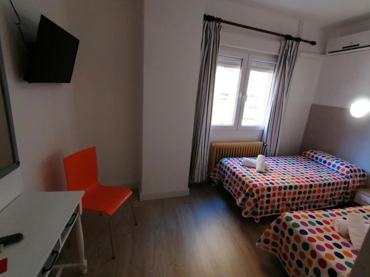 Hostal Hernan Cortes Caces Exteriör bild