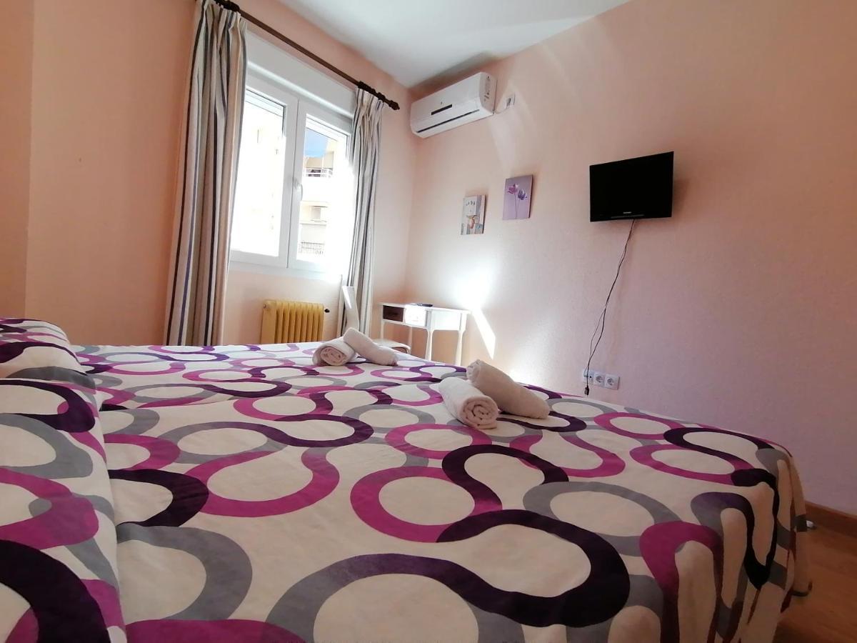 Hostal Hernan Cortes Caces Exteriör bild