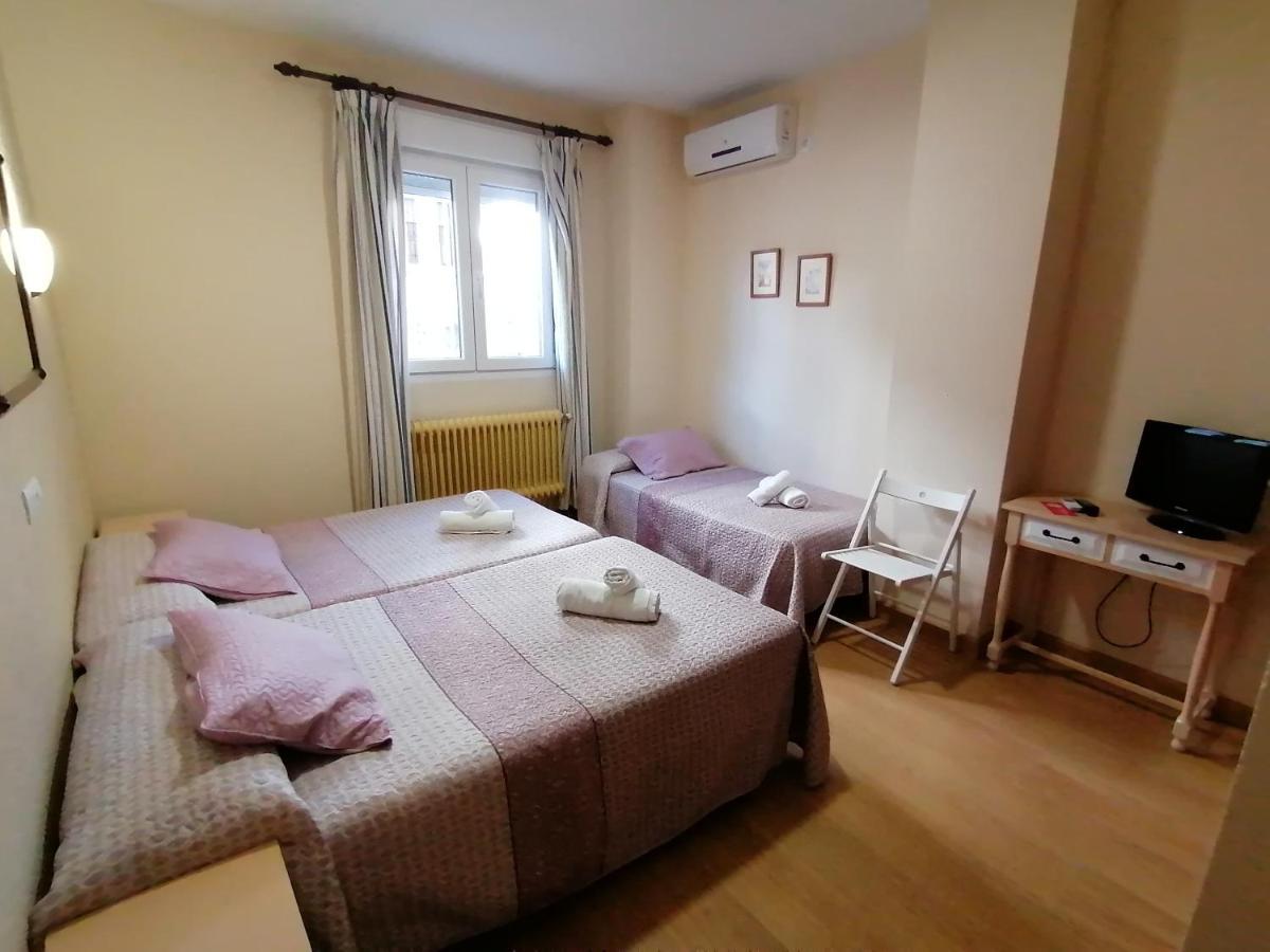 Hostal Hernan Cortes Caces Exteriör bild