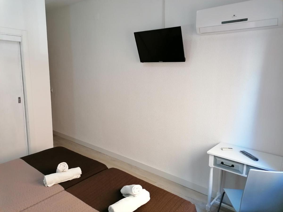 Hostal Hernan Cortes Caces Exteriör bild