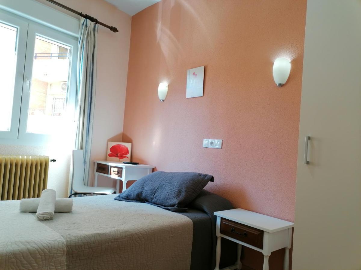Hostal Hernan Cortes Caces Exteriör bild