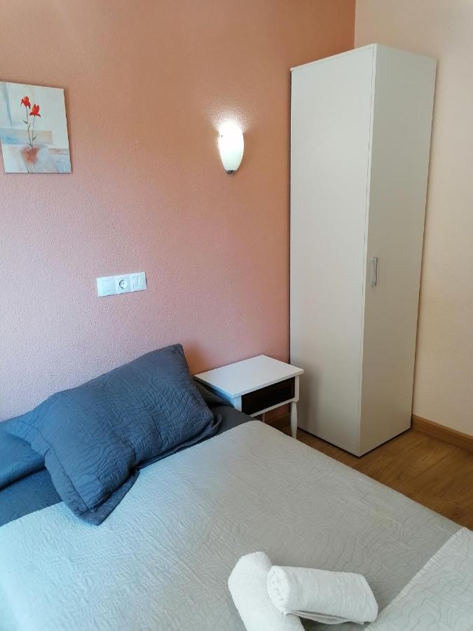 Hostal Hernan Cortes Caces Exteriör bild