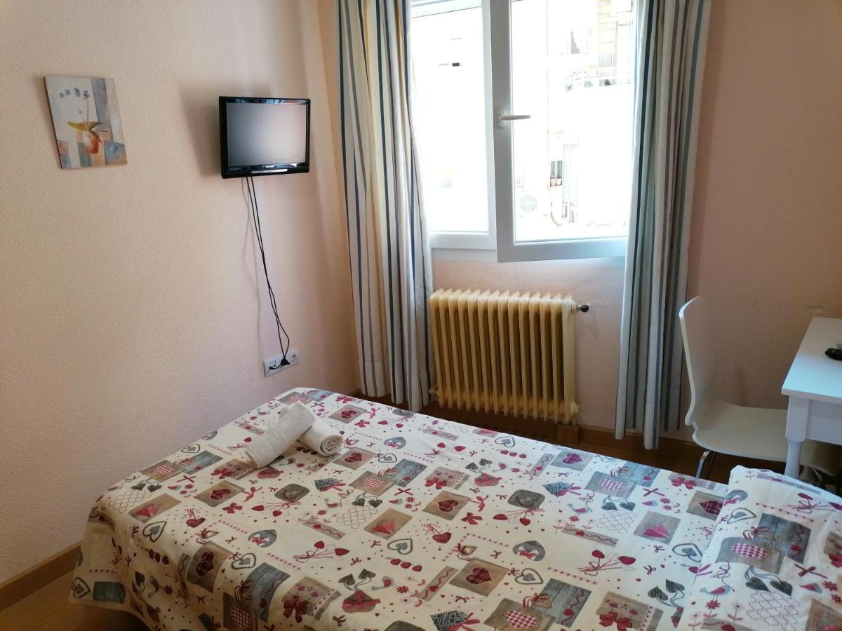 Hostal Hernan Cortes Caces Exteriör bild
