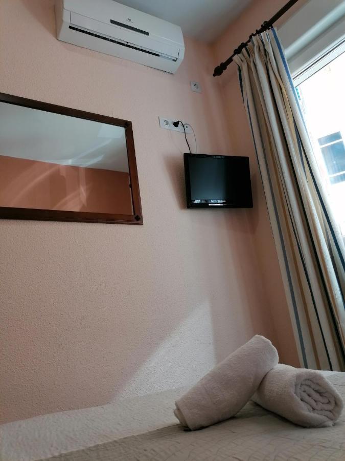 Hostal Hernan Cortes Caces Exteriör bild
