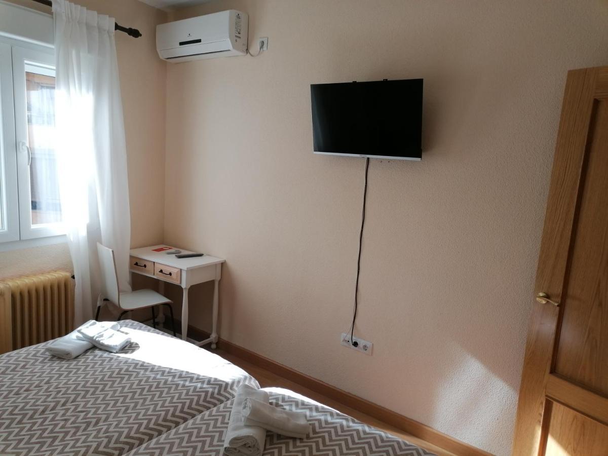 Hostal Hernan Cortes Caces Exteriör bild