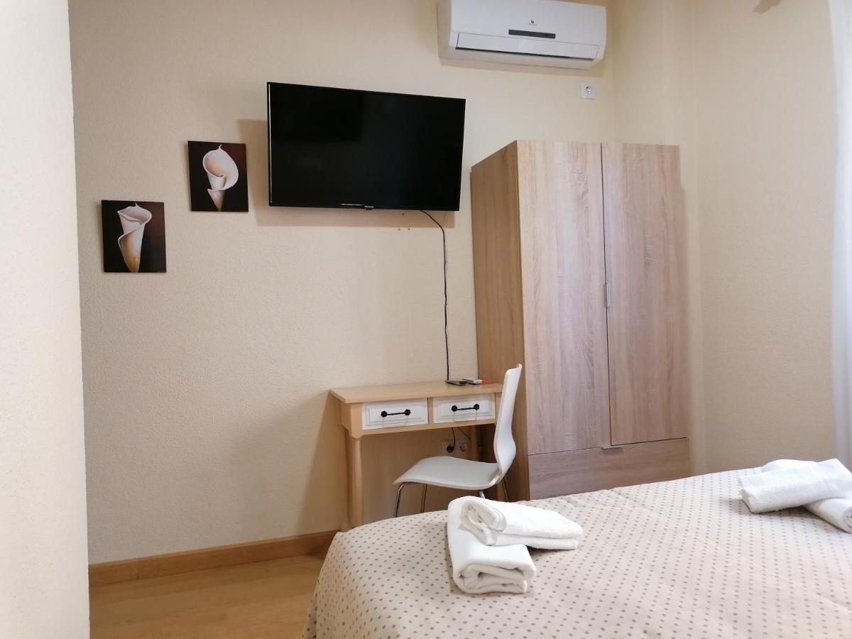 Hostal Hernan Cortes Caces Exteriör bild