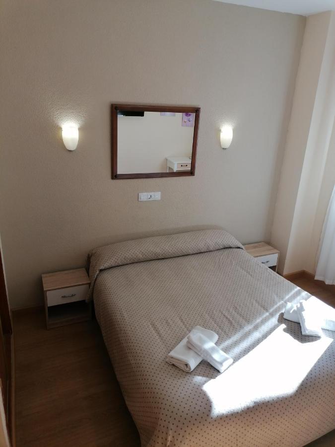 Hostal Hernan Cortes Caces Exteriör bild