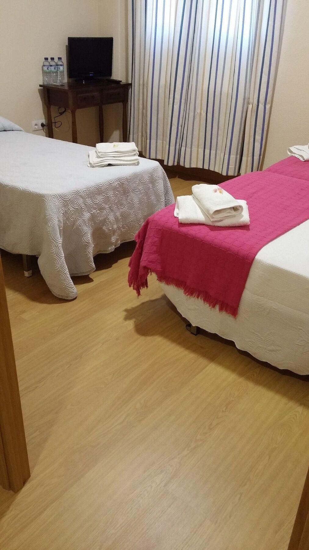 Hostal Hernan Cortes Caces Exteriör bild