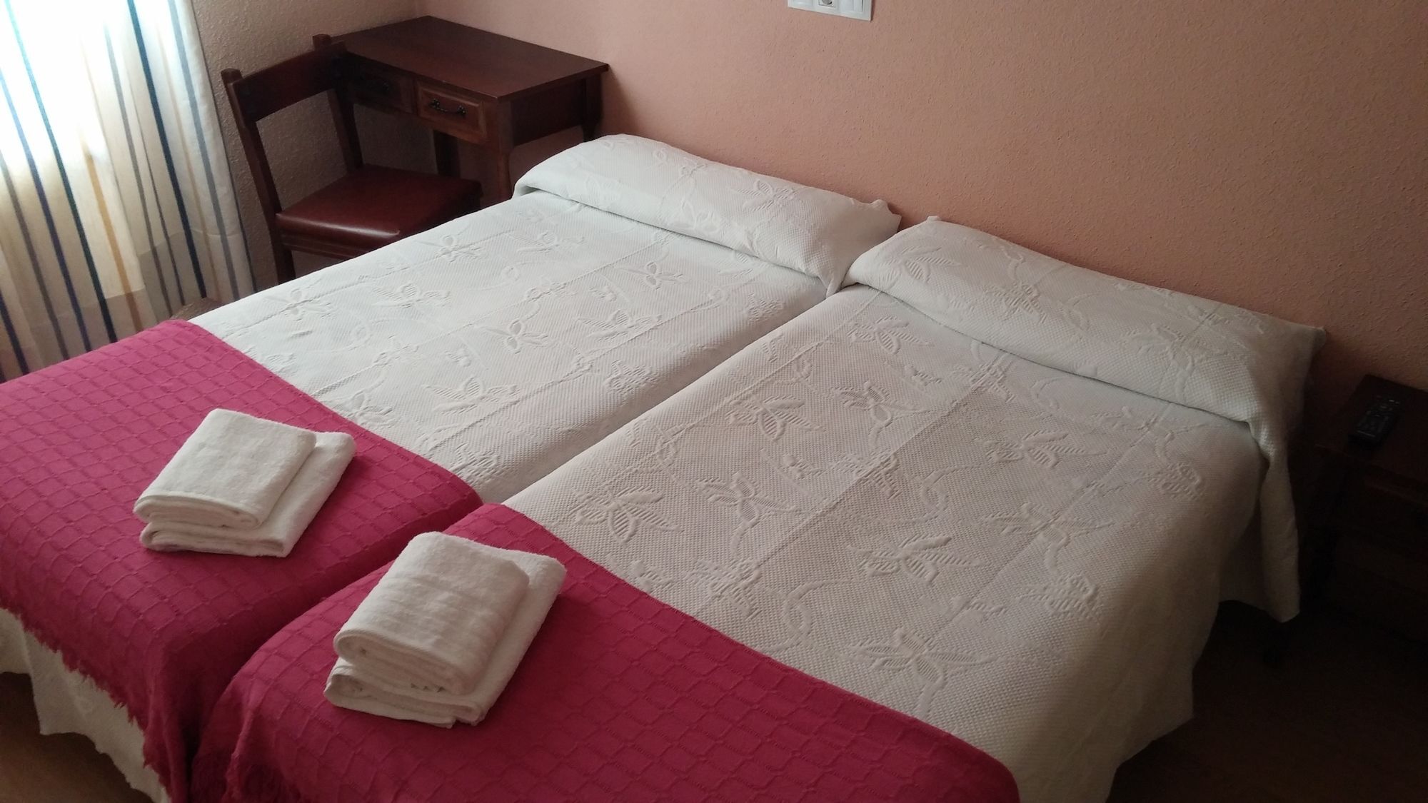Hostal Hernan Cortes Caces Exteriör bild
