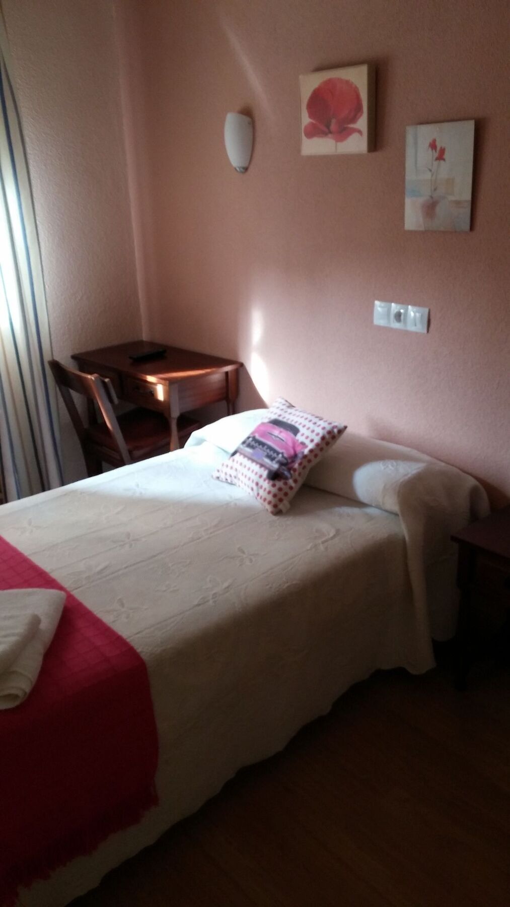 Hostal Hernan Cortes Caces Exteriör bild